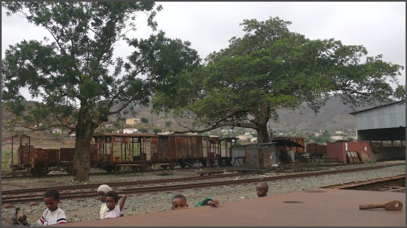 In Ghinda ist mir aufgefallen, dass die Kinder die gleiche Farbe haben, wie der sie umgebende Schrott am Bahnhof.