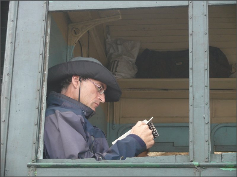Mein B�rokollege und Reisekumpel Peter vertreibt sich die Wartezeiten mit Lesen. Irgendwo an einer nebelverhangenen Bergflanke in Eritrea/Afrika. (30.10.2008)