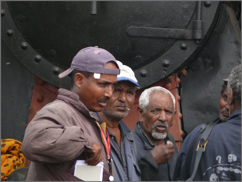 Obazghi (der Mann, der alle Fotohalte organisierte)und ein Teil der Mannschaft. (01.11.2008)