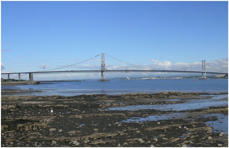 Parallel zur Eisenbahnbr�cke �berquert diese riesige H�ngebr�cke den Firth of Forth. (04.08.2008)