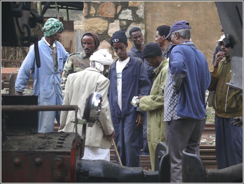Pause f�rs Zugpersonal in Ghinda. (29.10.2008)