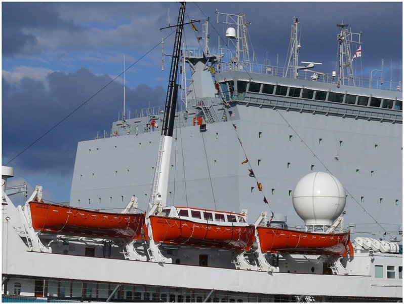 Rettungsboote eines �lteren Kreuzfahrtschiffes vor der Fassade eines Marineschiffes in Ocean Terminal Edinburgh. (03.08.2008)