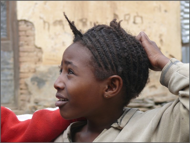 Schon die Kinder tragen hier kunstvollen Haarschmuck. (01.11.2008)