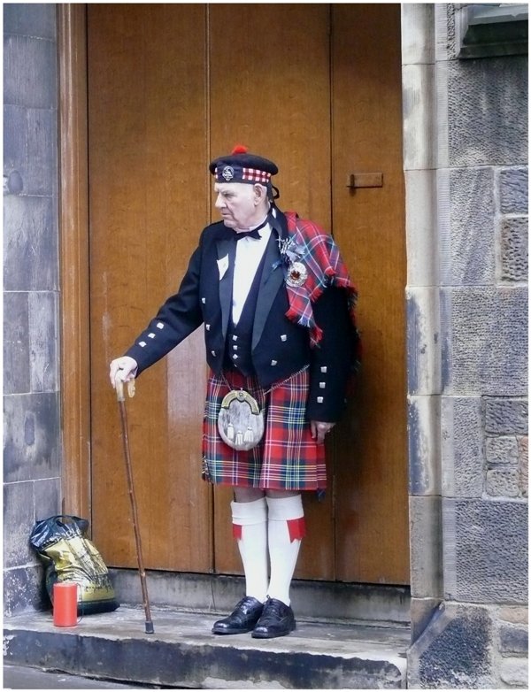Schottischer Kriegsveteran ben�tzt das Military Tattoo in Edinburgh, um auf seine Anliegen aufmerksam zu machen. (03.08.2008)