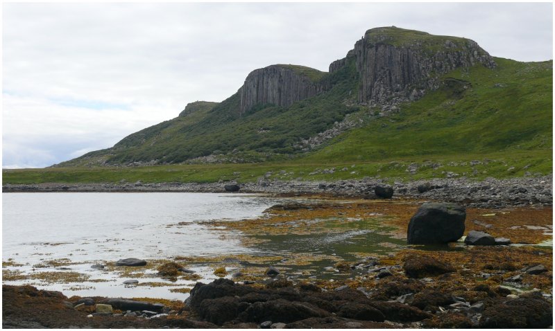 Schwarze Felsbrocken in einer Bucht bei Staffin. (07.08.2008)
