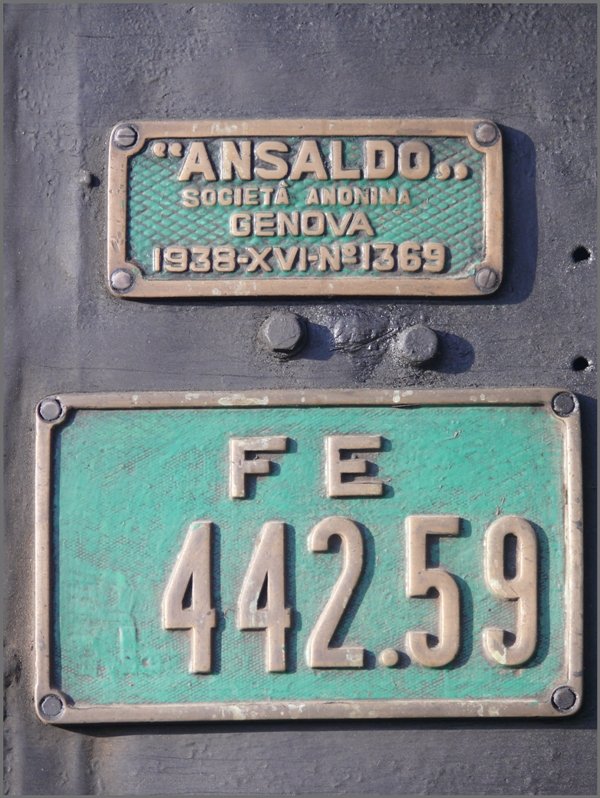 Seit 1938 versieht die Malletlok 442.59 ihren Dienst, das heisst sie feiert dieses Jahr ihr 70. Jubil�um. Verglichen mit dem heutigen Cisalpino fertigte die italienische Industrie damals noch Maschinen von Bestand.(30.10.2008)