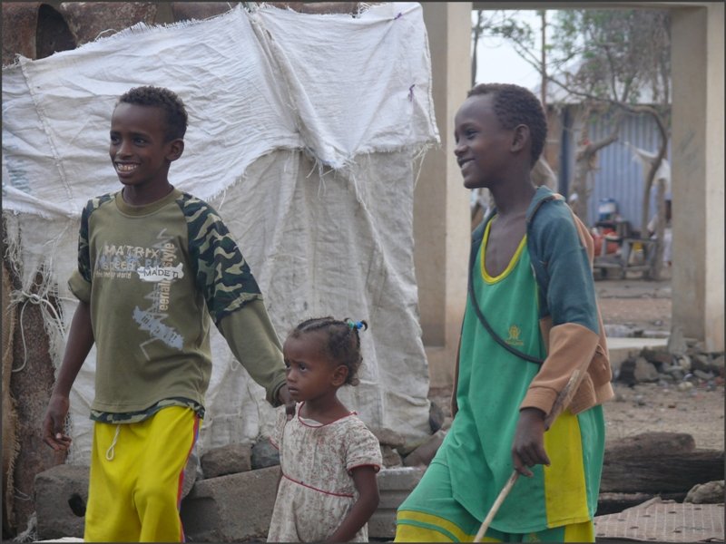 Sie zeigen der kleinen Schwester den grossen Zug am Bahnhof von Otumlo. (30.10.2008)