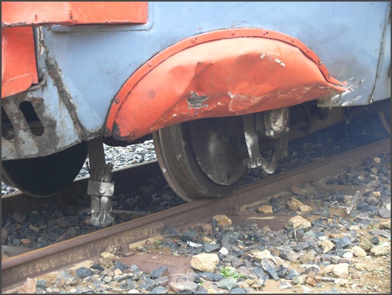 So rumpelt es manchmal ganz geh�rig, wenn wieder mal ein Stein zermalmt wird, aber die Mannschaft kennt sich in der Blechbearbeitung bestens aus.(30.10.2008)