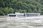 AMAVERDE am 12.06.2011 auf der Donau zwischen der Schiffsschleuse Jochenstein (AUT) und Engelhartszell (AUT)