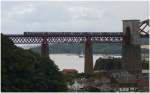 Ein Zug von Scott Rail �berquert den Firth of Forth bei North Queensferry. (10.08.2008)