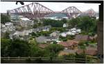 Die Eisenbahnbr�cke �ber den Firth of Forth hinter der Ortschaft North Queensferry. (10.08.2008)
