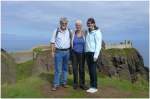 Familienfoto vor dem Dunnottar Castle bei Stonehaven. Aufnahme durch einen zuf�lligen Passanten aus Spanien. (04.08.2008)