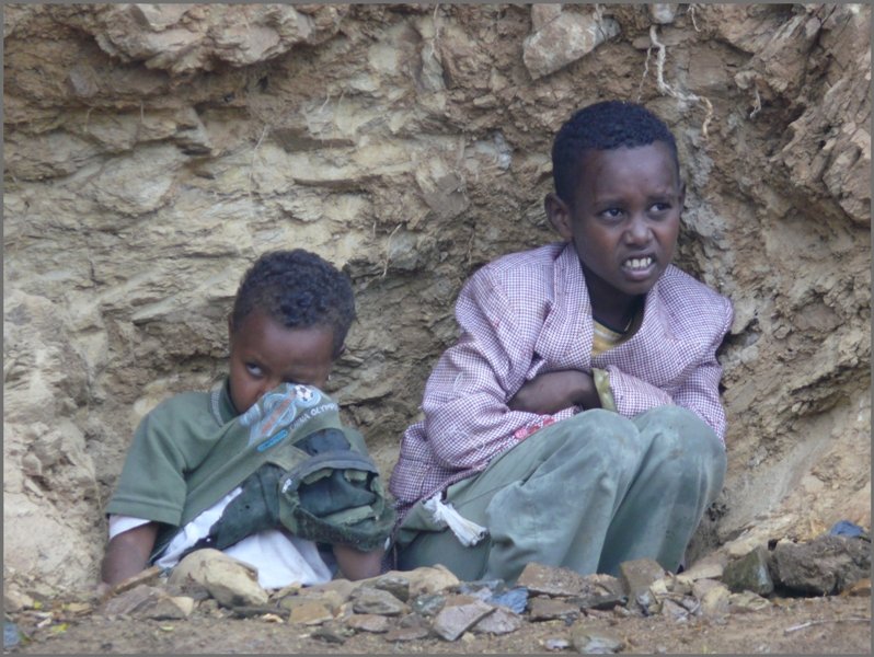 Um vom Regen nicht patschnass zu werden suchen die beiden Schutz in einem �berh�ngenden Erdloch. (30.10.2008)