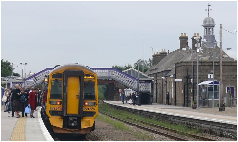 Viel Volk auf den morgendlichen Zug nach Aberdeen in Inverurie.(05.08.2008)