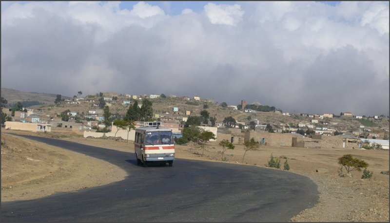Viele dieser kleinen Busse verkehren auf der Strasse nach Keren. (26.10.2008)