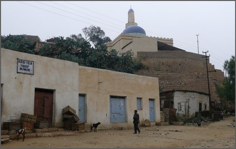 Vor dem Red Sea Shop stehen die Kisten, die den Kamelen auf den Buckel geschnallt werden. (30.10.2008)