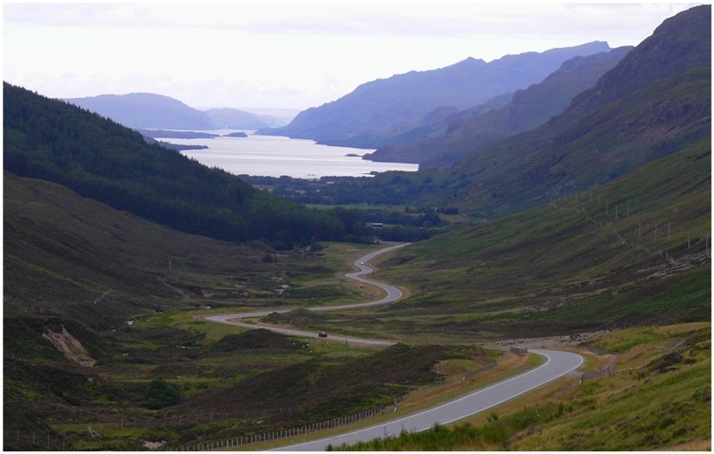 Wieder ist ein Pass �berwunden und es geht runter zum Loch Maree. A832. (06.08.2008)