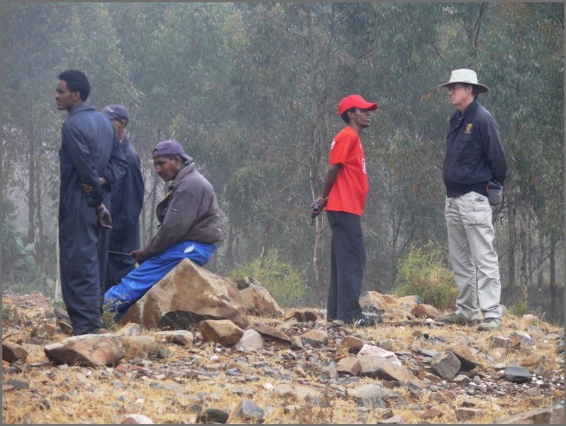 Wieder wird ein Zwangshalt der Dampflok zu einem Gespr�ch zwischen Abel und Steve benutzt, w�hrend Obazghi und zwei Heizer die Lok mustern. (30.10.2008)