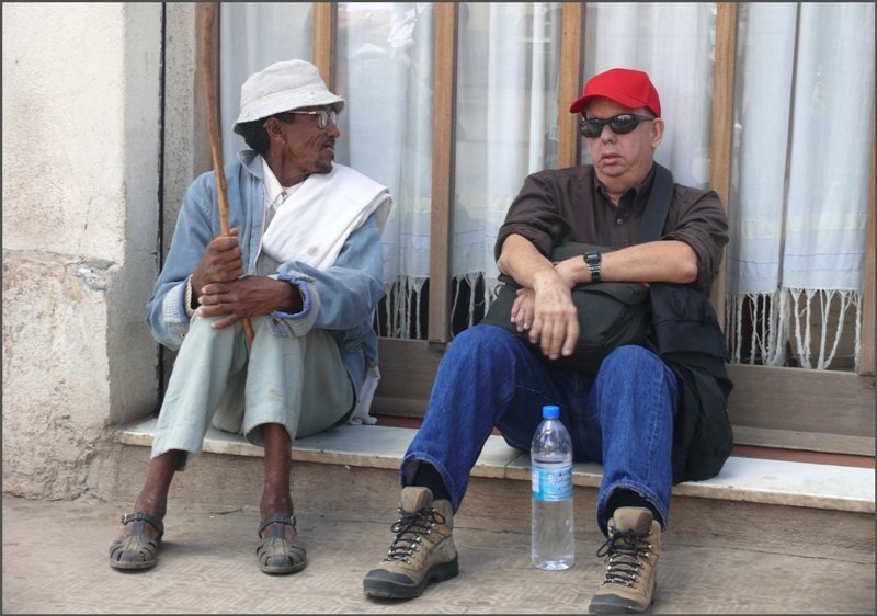 Zwei verschiedene Welten prallen aufeinander. Ausser dass beide m�de sind, verbindet die zwei M�nner nichts weiteres. (28.10.2008)